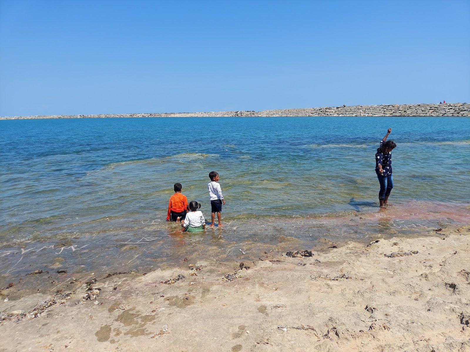 Foto de Adaikalapuram Beach con arena beige superficie