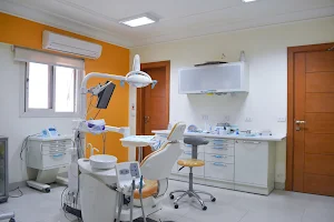 Abul Makarem Dental Clinic مركز ابو المكارم لطب الاسنان image