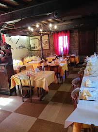 Atmosphère du Restaurant français Restaurant Les Touristes même propriétaire depuis 30 ans à Yzeron - n°8