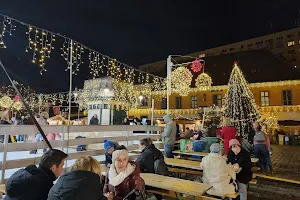 Szentlélek tér jégpálya - decemberben és januárban image