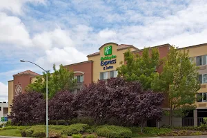 Holiday Inn Express & Suites Belmont, an IHG Hotel image