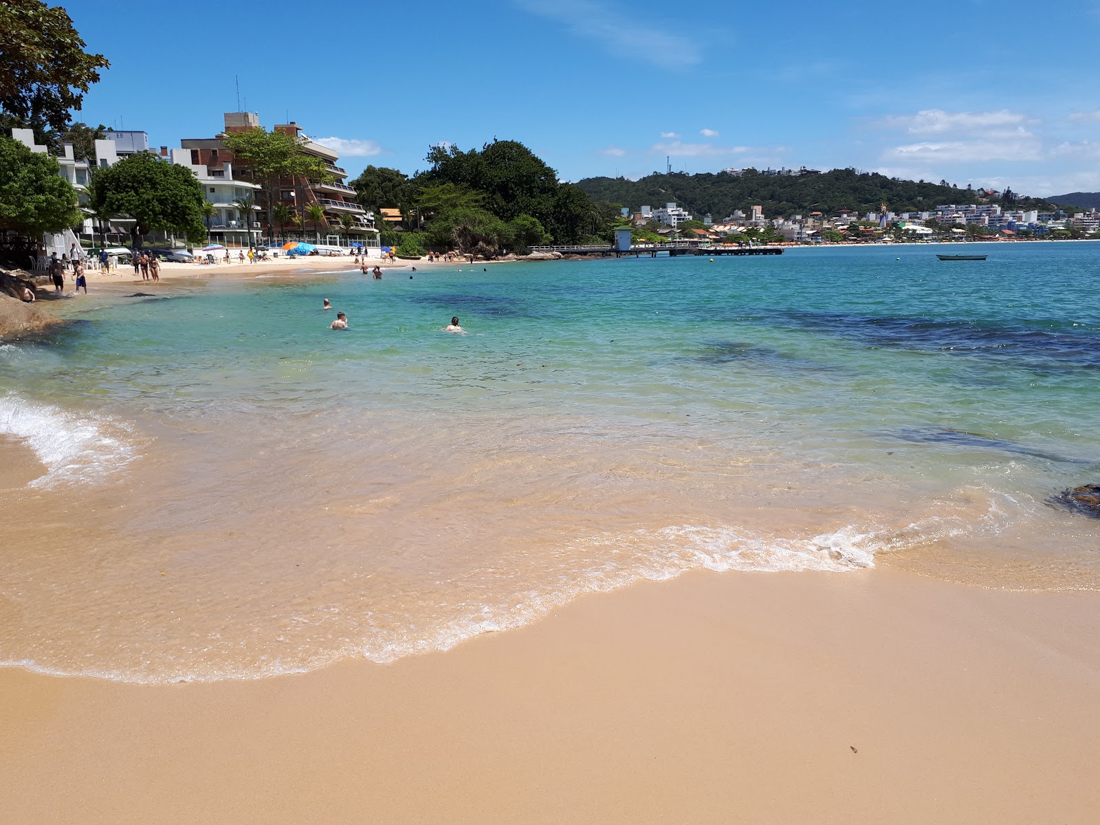 Foto di Praia de Embrulho con una superficie del sabbia beige
