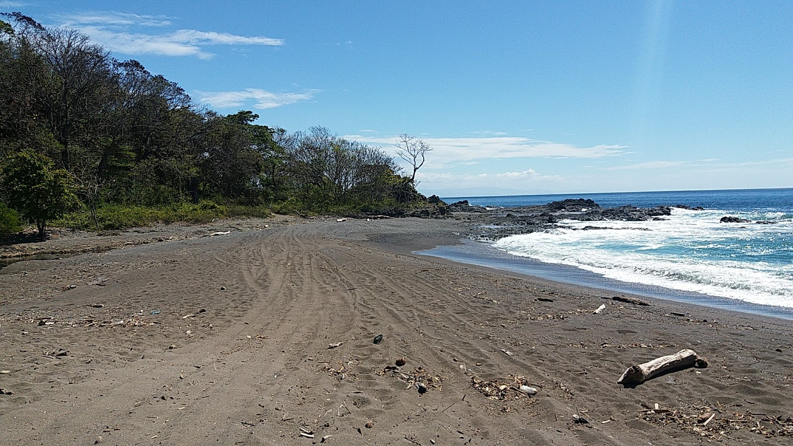 Foto de Quizales Beach - lugar popular entre os apreciadores de relaxamento