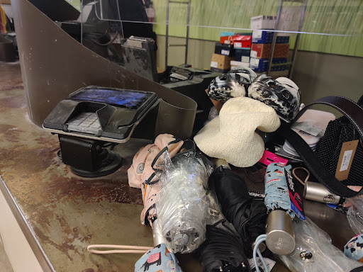 Shoe Store «DSW Designer Shoe Warehouse», reviews and photos, 124 West Market, Bloomington, MN 55425, USA