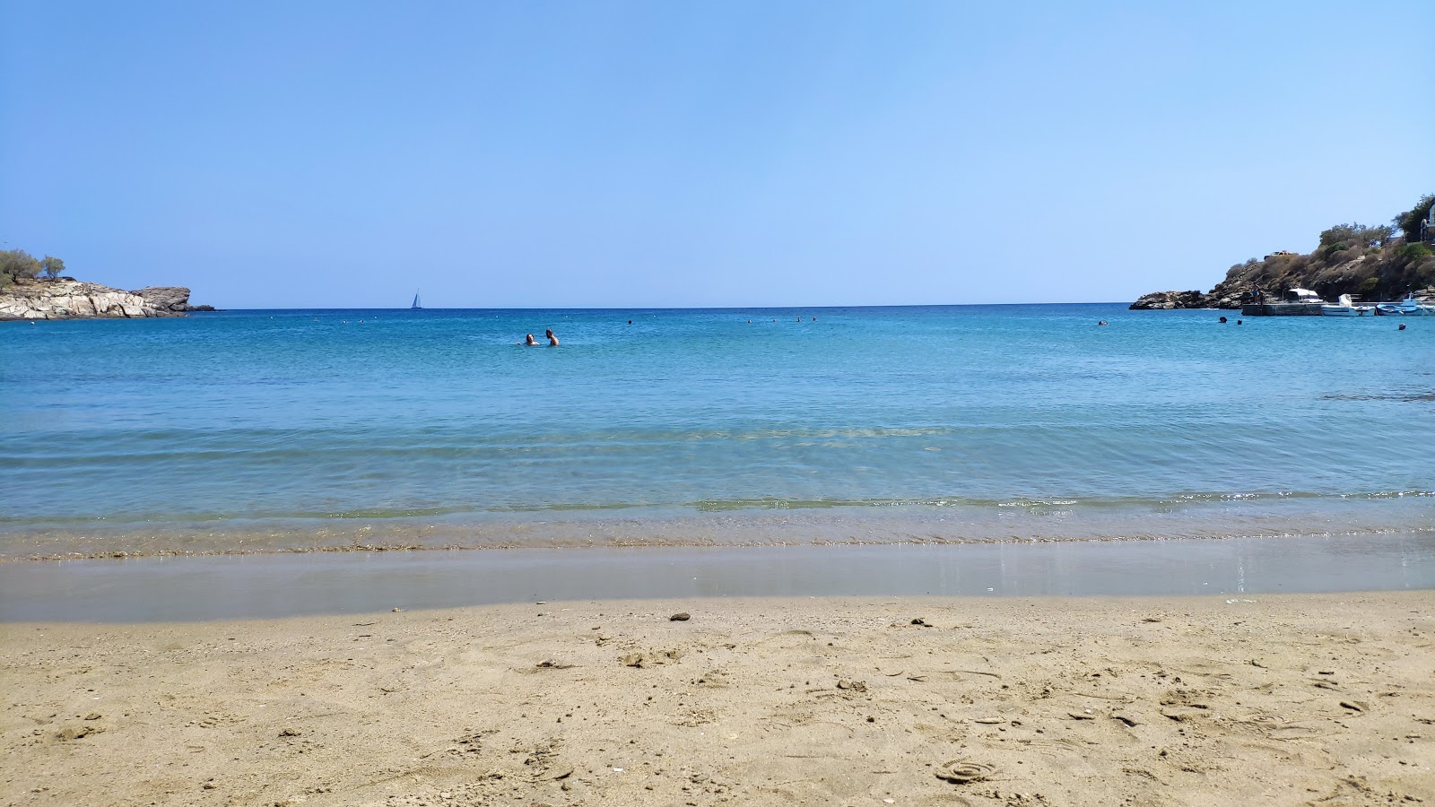Foto de Playa de Megas Gialos con muy limpio nivel de limpieza
