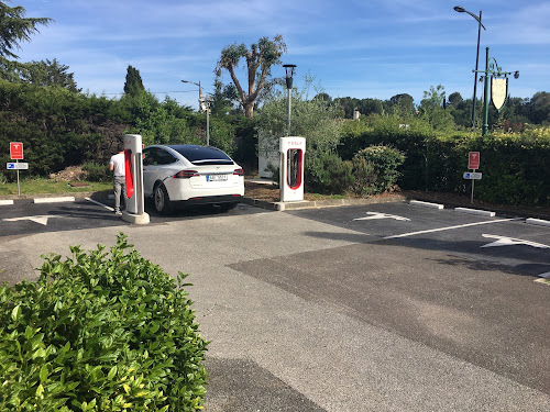 Borne de recharge de véhicules électriques Tesla Supercharger Mougins