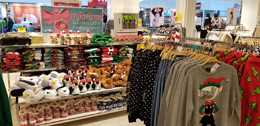 Clothing Store «Forever 21», reviews and photos, 651 Kapkowski Rd, Elizabeth, NJ 07201, USA