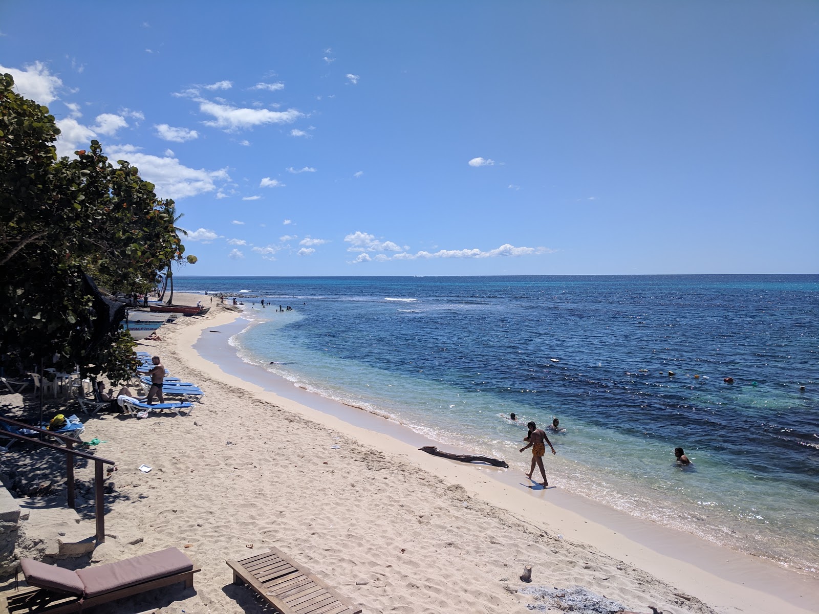 Foto von Caleta beach mit geräumige küstenlinie