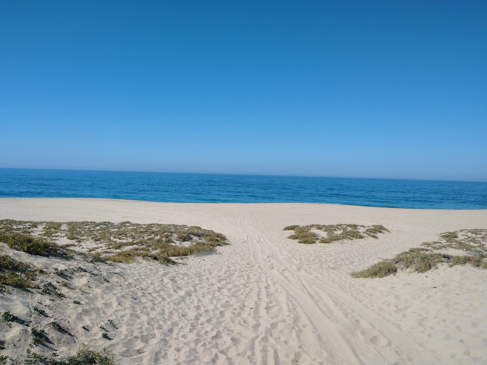 Foto av Playa Los Mangos med turkos rent vatten yta