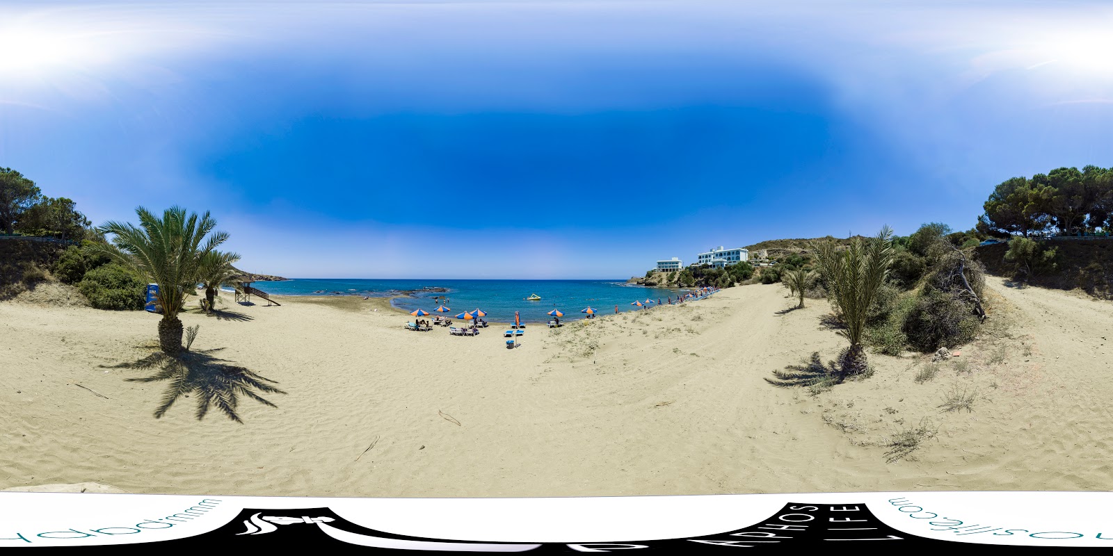 Zdjęcie Omega beach z powierzchnią turkusowa czysta woda