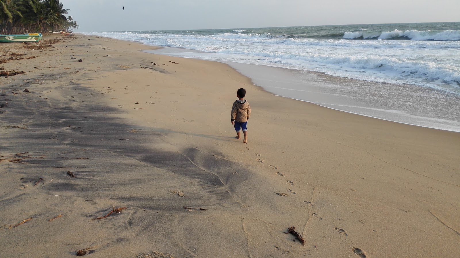 Foto di Nintavur Beach con una superficie del sabbia beige