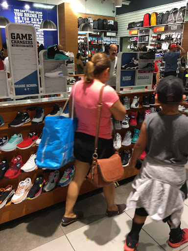 Sporting Goods Store «Champs Sports», reviews and photos, 1189 Glendale Galleria, Glendale, CA 91210, USA