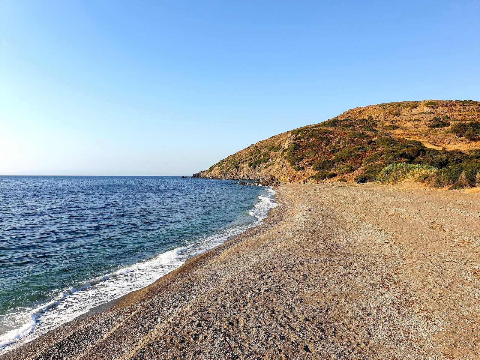 Φωτογραφία του Karacagil beach με γκρίζα άμμος και βότσαλο επιφάνεια