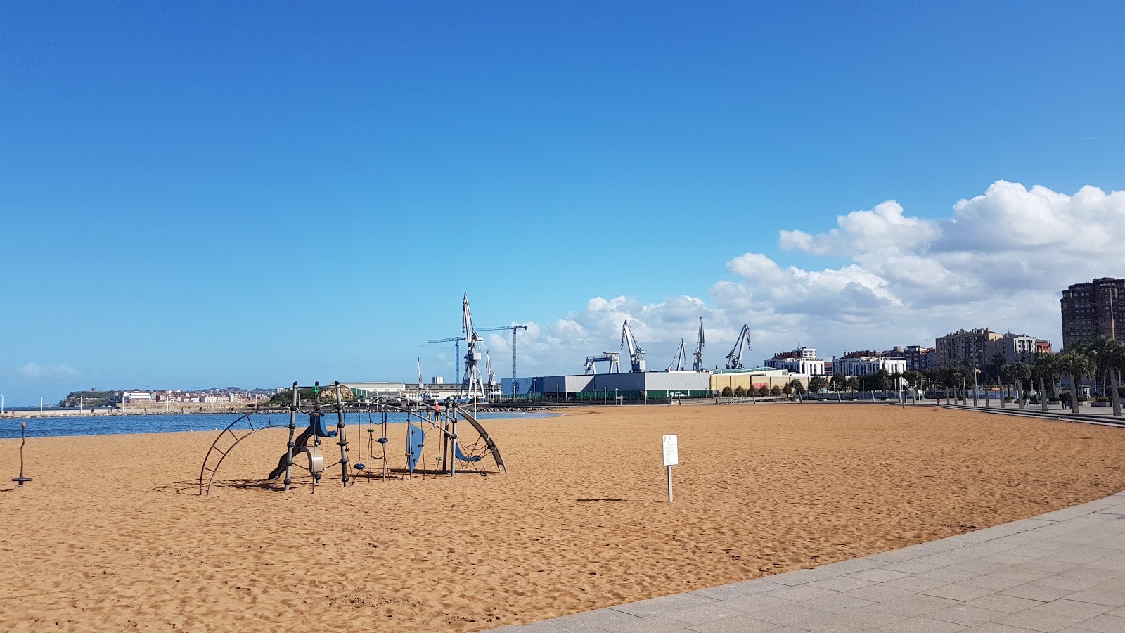 Photo de Playa del Arbeyal avec moyenne baie