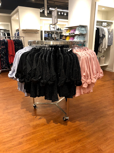 Clothing Store «Banana Republic Factory Store», reviews and photos, 407 N Alafaya Trail, Orlando, FL 32828, USA