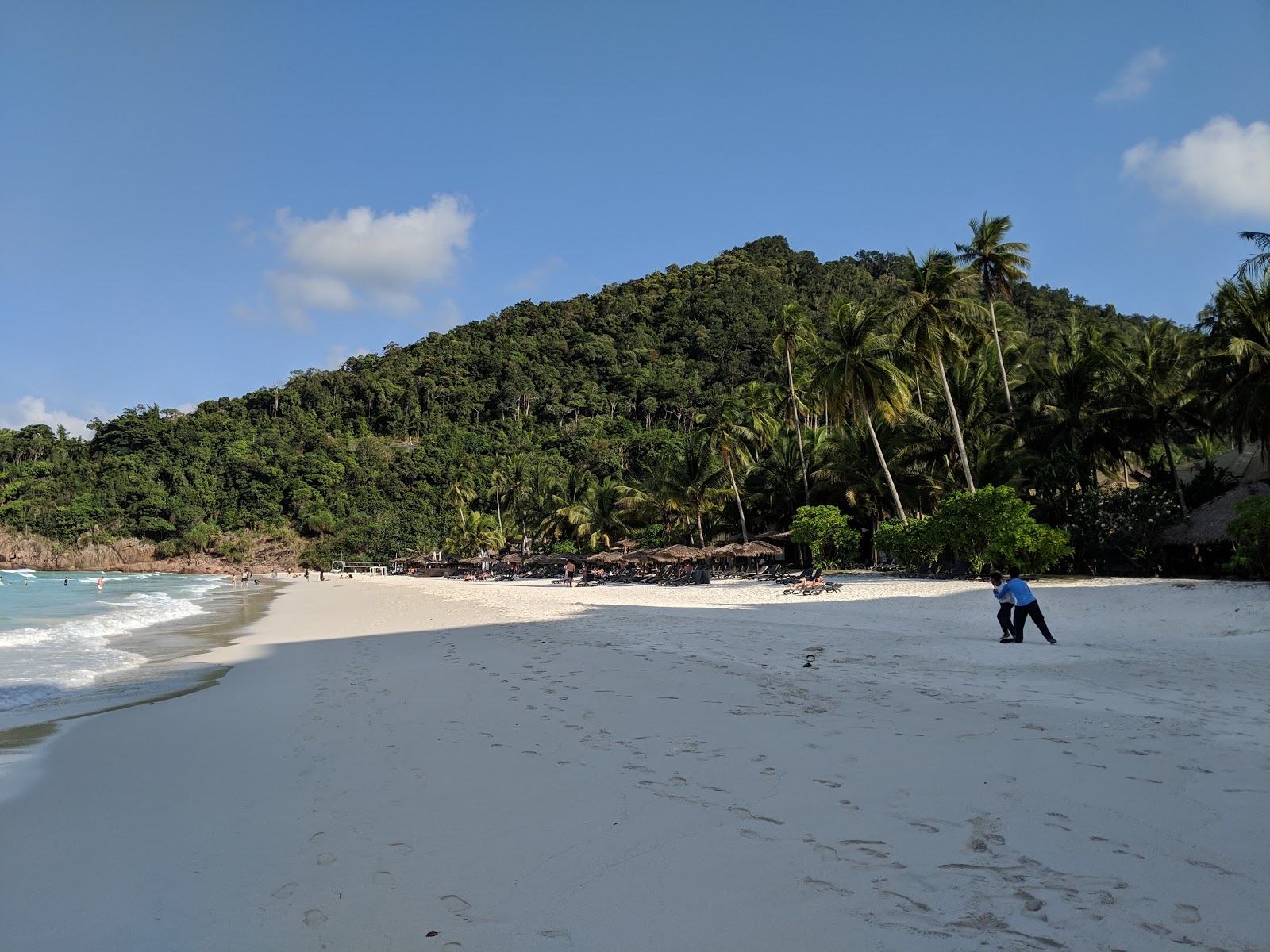 Foto von Taaras Strand von Klippen umgeben