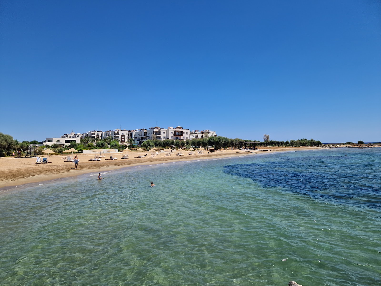 Foto de Thalassa Beach con arena beige superficie