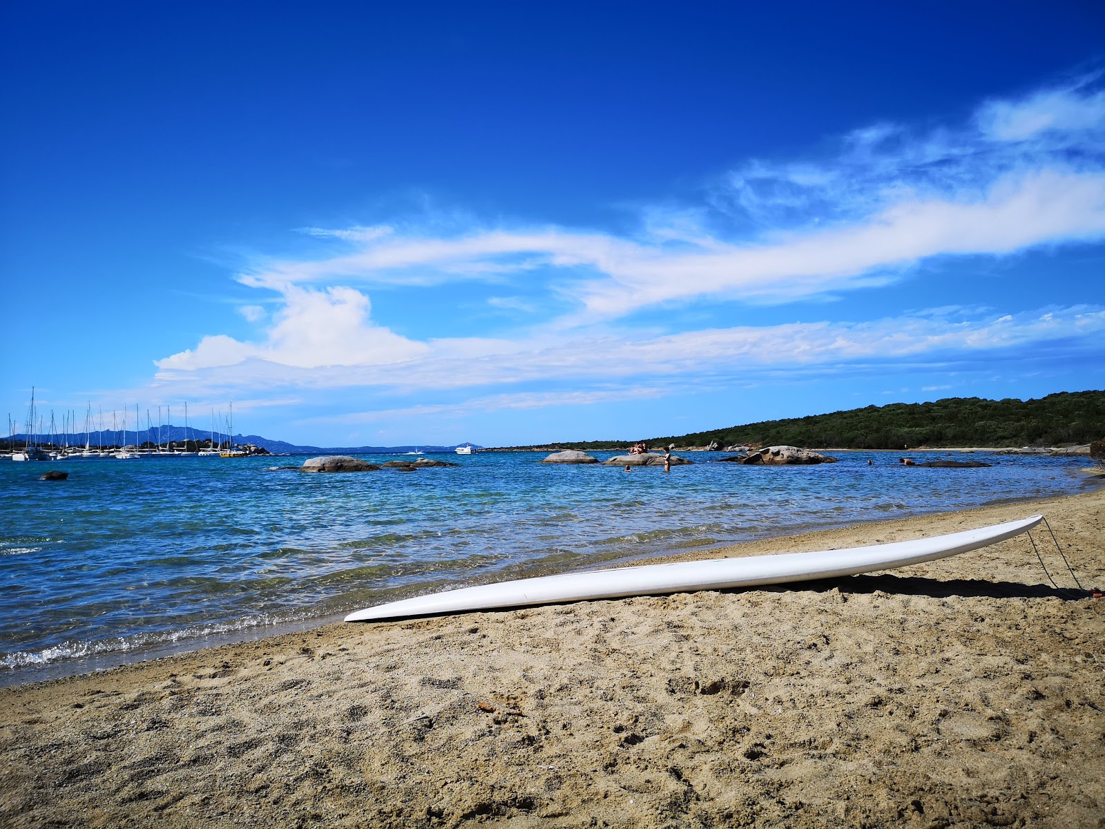 Foto de Spiaggia de Bahas - lugar popular entre os apreciadores de relaxamento
