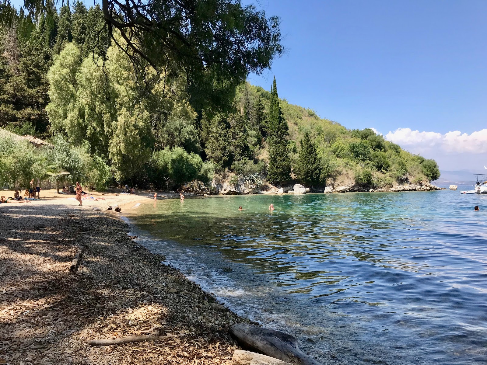 Foto van Chouchoulio Beach met kleine baai