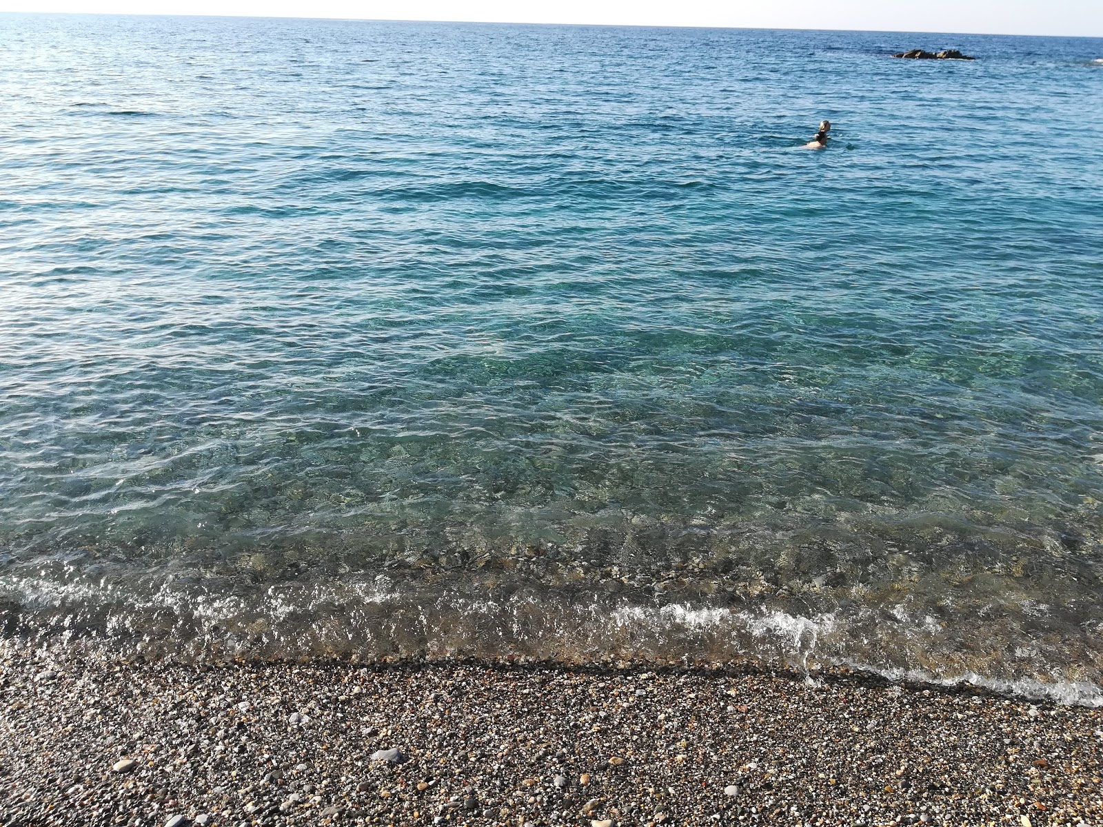 Geropotamos beach的照片 带有碧绿色纯水表面