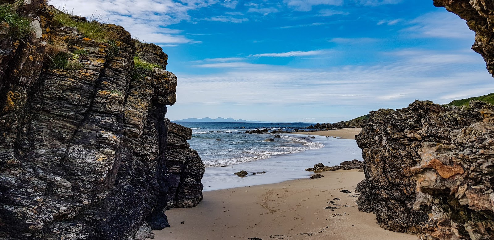 Drumhollistan Beach的照片 带有直岸