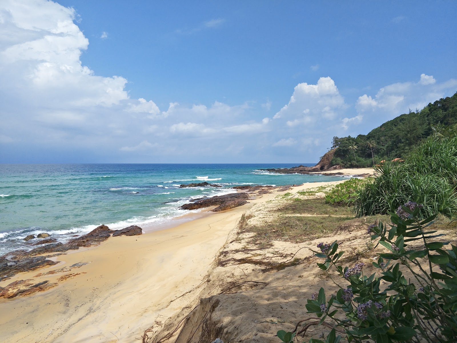 Foto av Teluk Bidara Beach med ljus sand yta