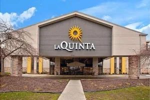 La Quinta Inn & Suites by Wyndham Detroit Metro Airport image