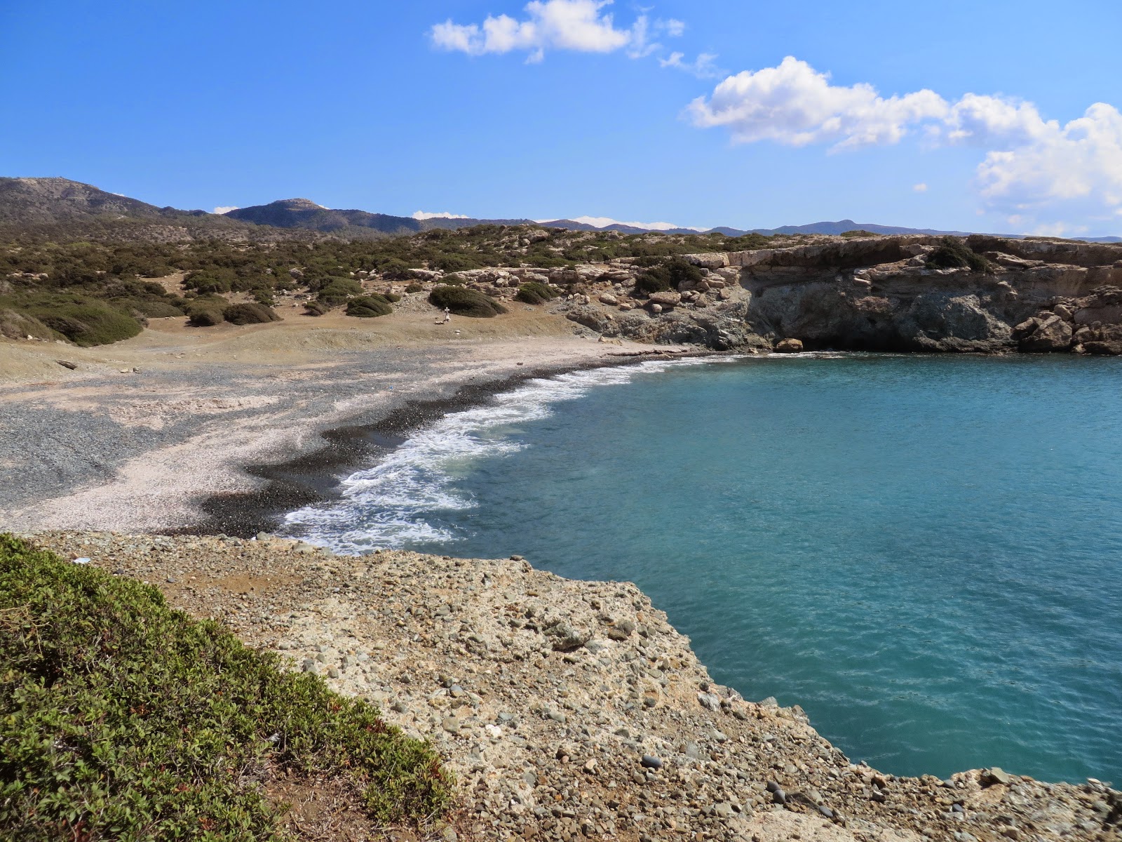 Geronisos beach的照片 带有轻卵石表面