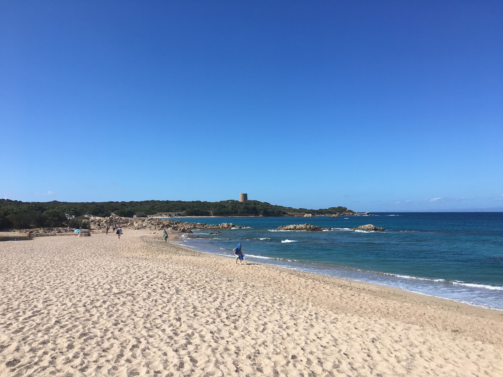 Valokuva Spiaggia Rio Li Sardiista. pinnalla turkoosi puhdas vesi:n kanssa