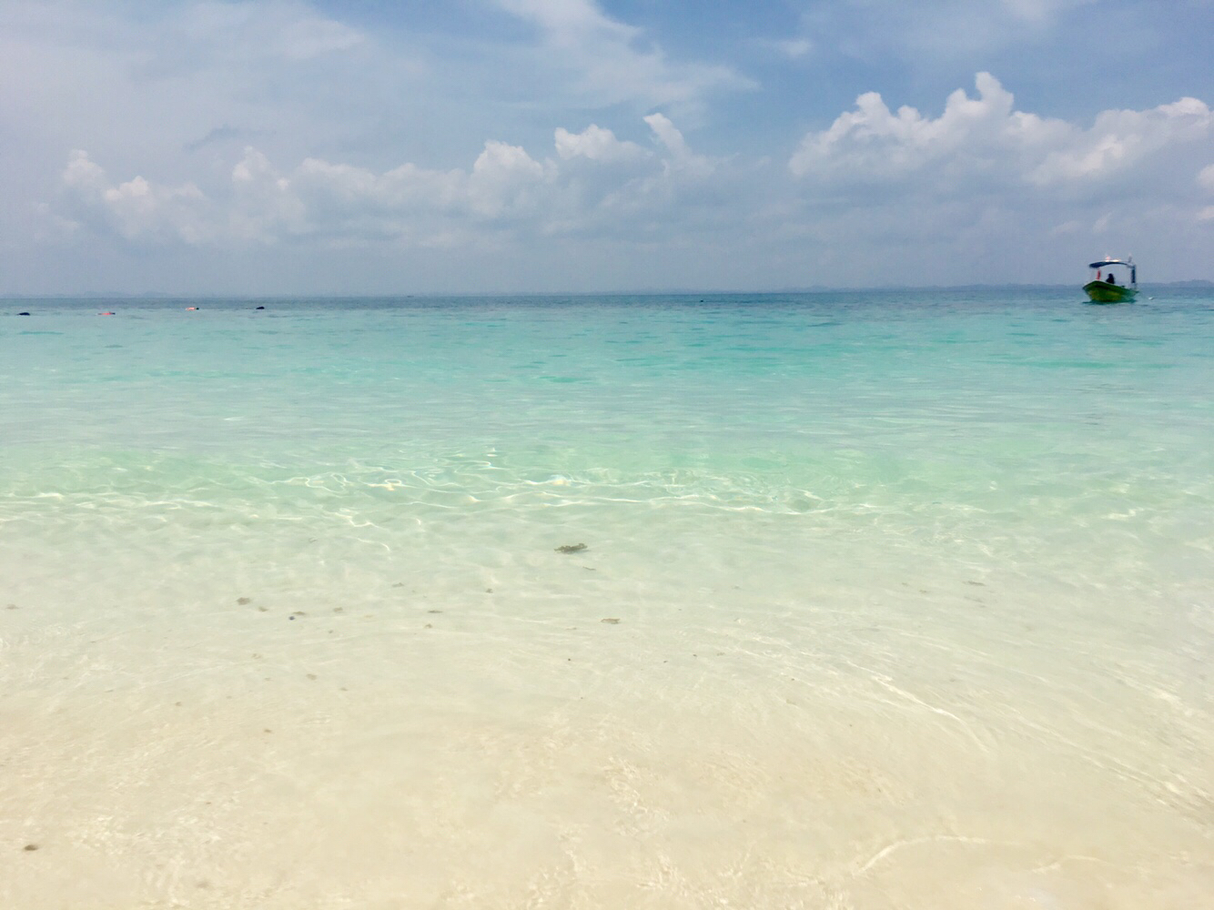 Foto de Pulau Hujung beach com água cristalina superfície