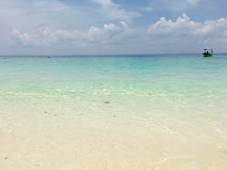 Foto von Pulau Hujung beach mit geräumige küstenlinie