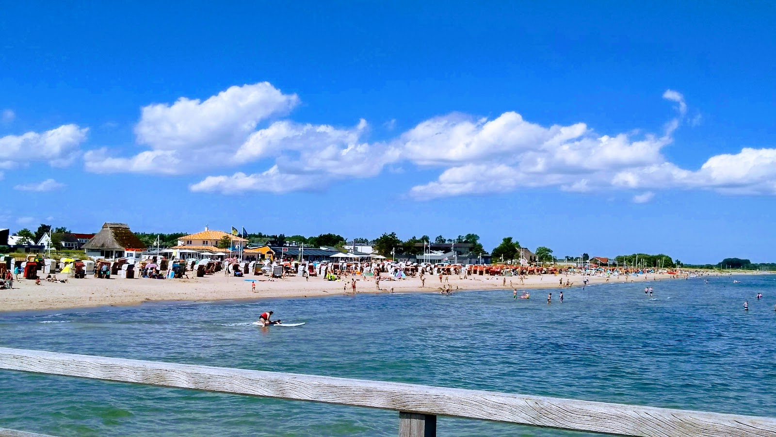 Fotografija Dahme plaža z svetel pesek površino