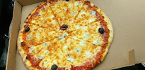 Plats et boissons du Pizzeria Le Kiosque à Pizzas de Saint Bonnet de Mure - n°2