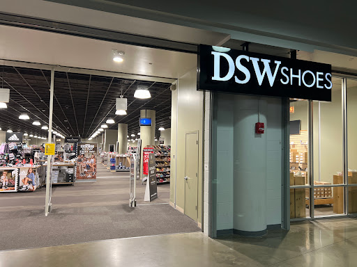 DSW Designer Shoe Warehouse, 1101 S Canal St, Chicago, IL 60607, USA, 