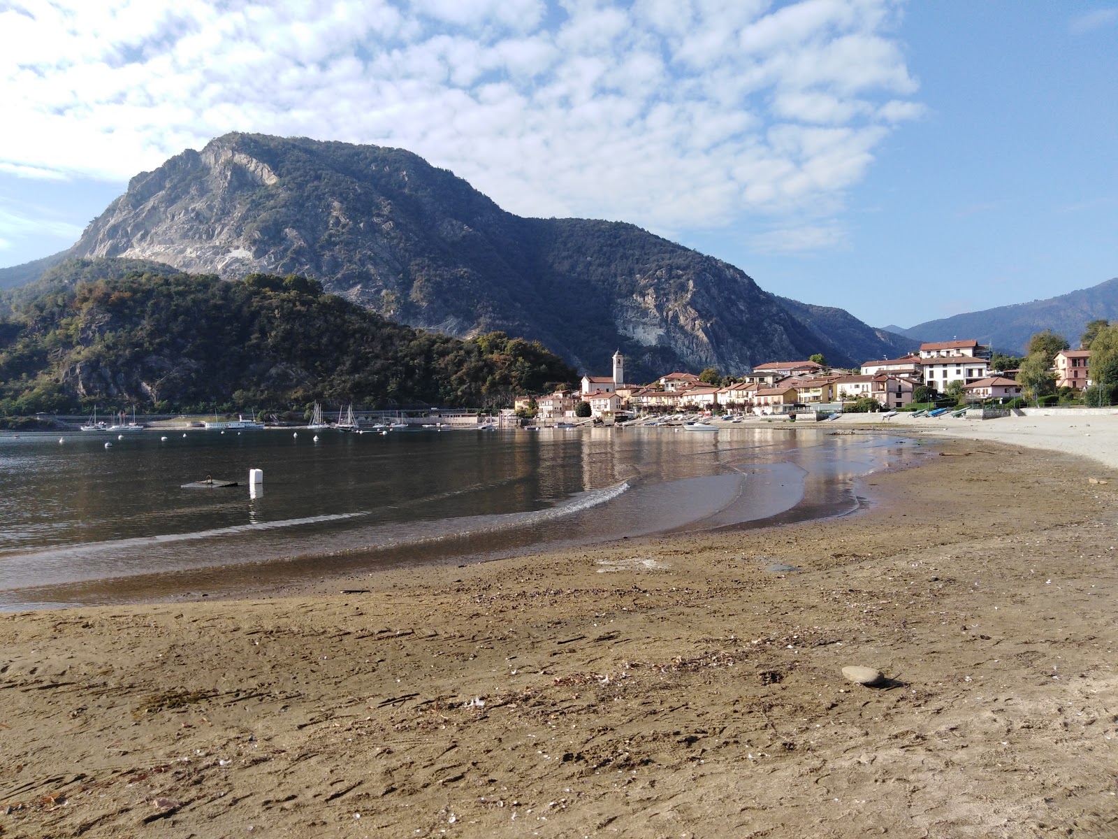 Fotografija Spiaggia Feriolo in naselje
