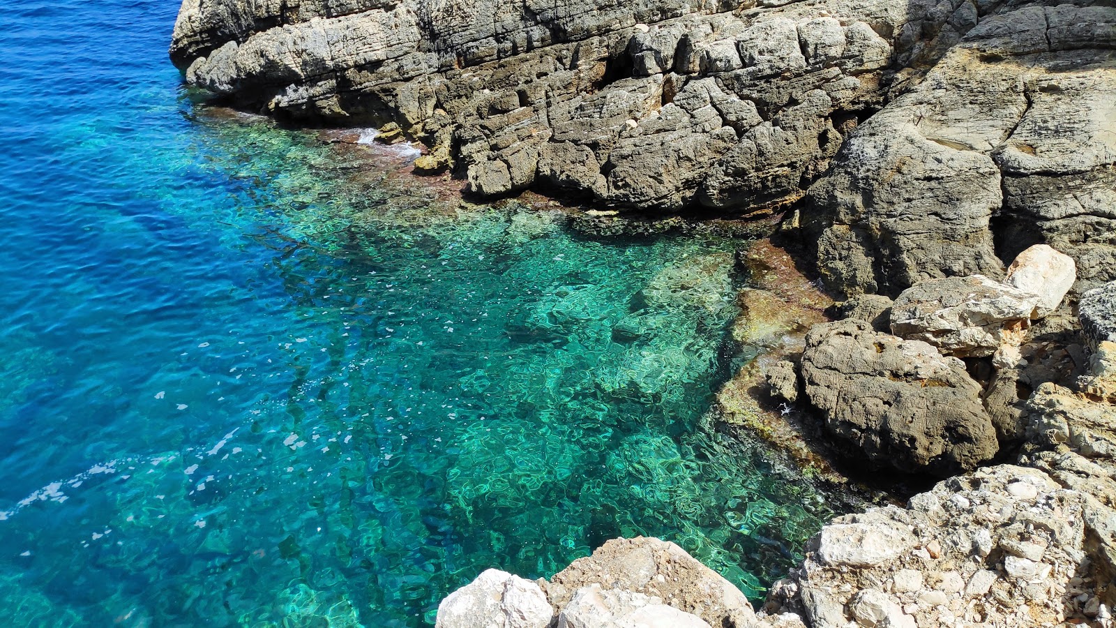 Foto von Cala di Pedra Longa und seine wunderschöne Landschaft