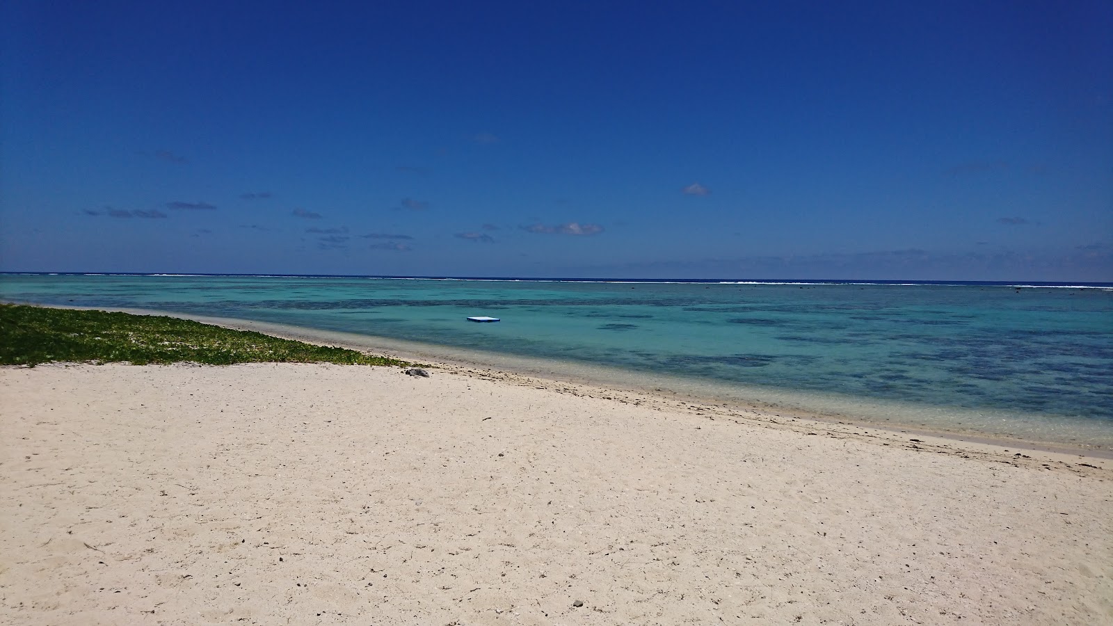 Φωτογραφία του Nikao Beach με μπεζ άμμος επιφάνεια