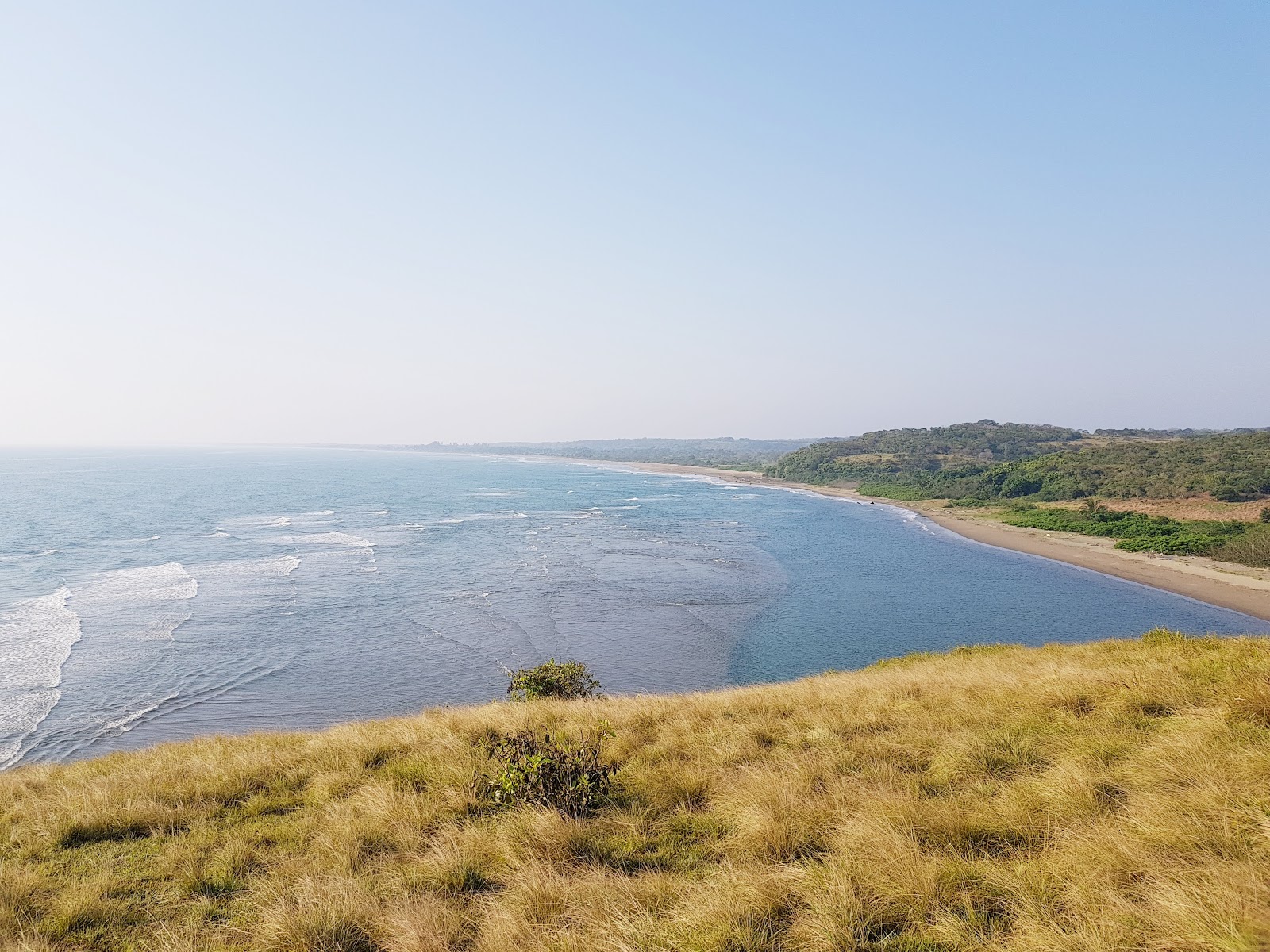 Foto de Playa Boca Chamilpa com água cristalina superfície