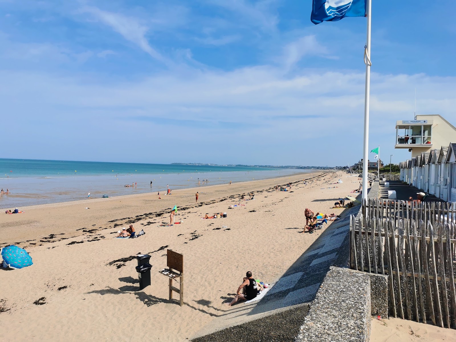 Photo de Plage de Carolles-plage avec sable lumineux de surface