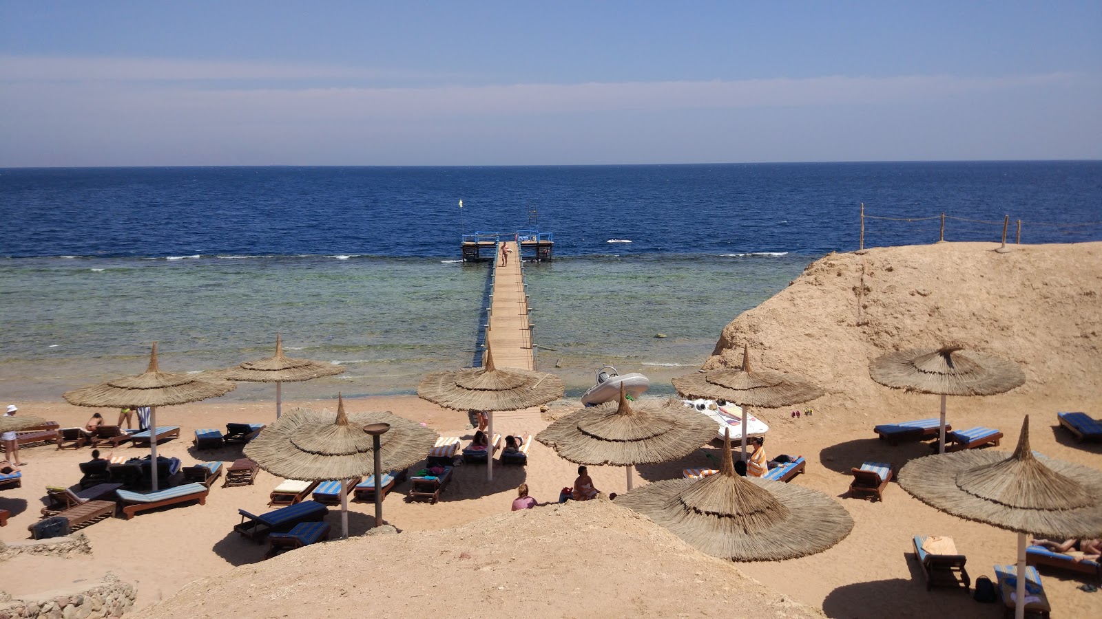 Foto von St. George Coral Beach mit betonierte fläche Oberfläche