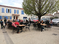 Atmosphère du Restaurant français Le Café de la Place à Saint-Laurent-de-la-Prée - n°2