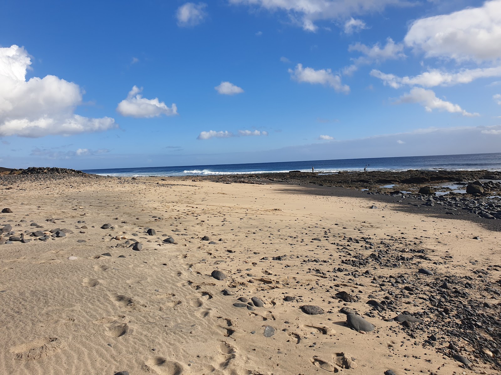 Foto av Playa Punta Salinas med ljus sand och stenar yta