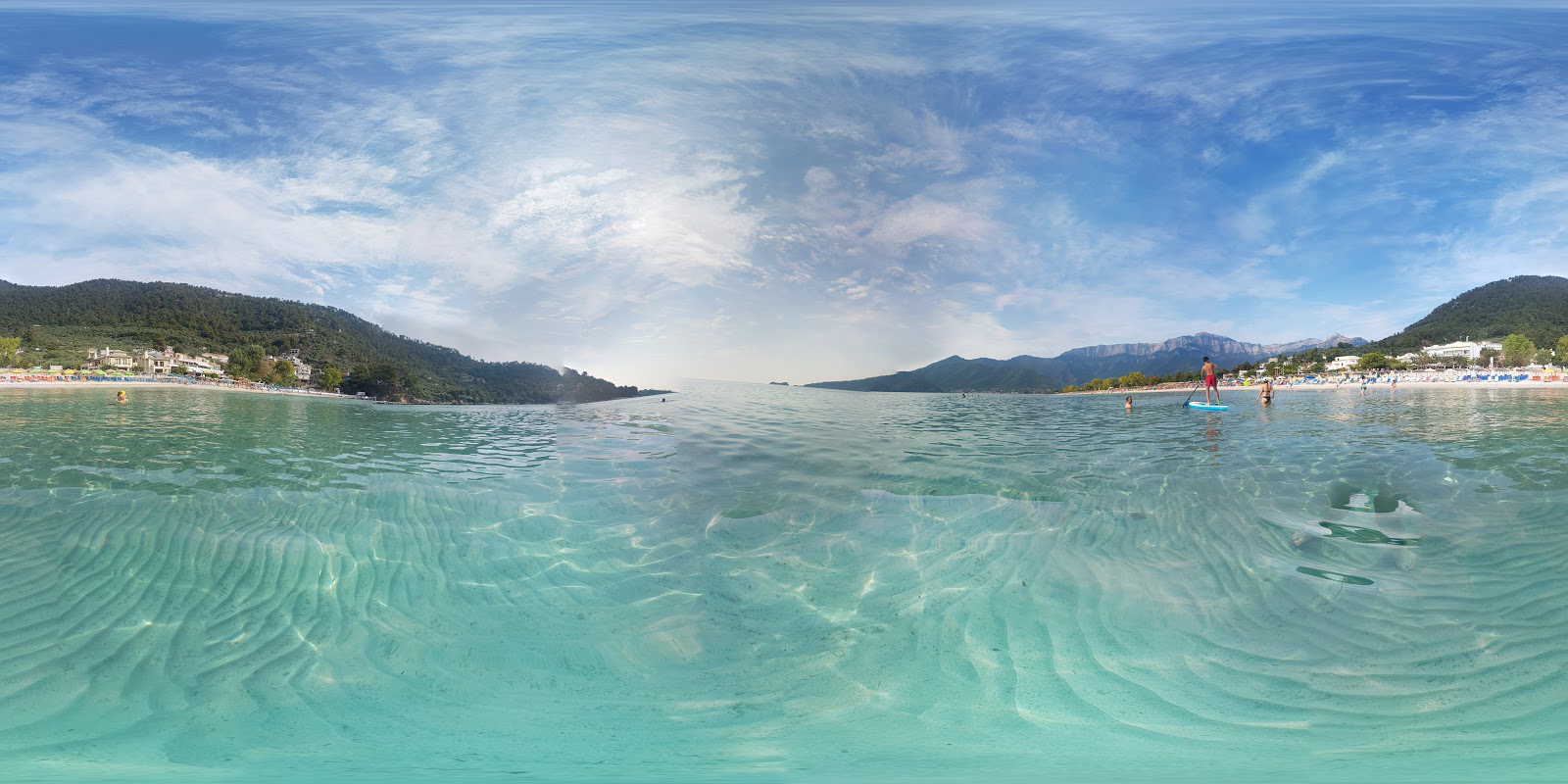 Foto von Golden Sand beach mit türkisfarbenes wasser Oberfläche