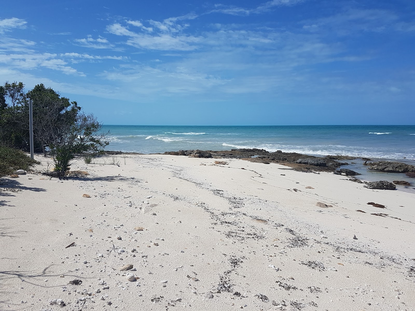 Foto von Simeon Rugby Hole beach mit beiger sand & steine Oberfläche