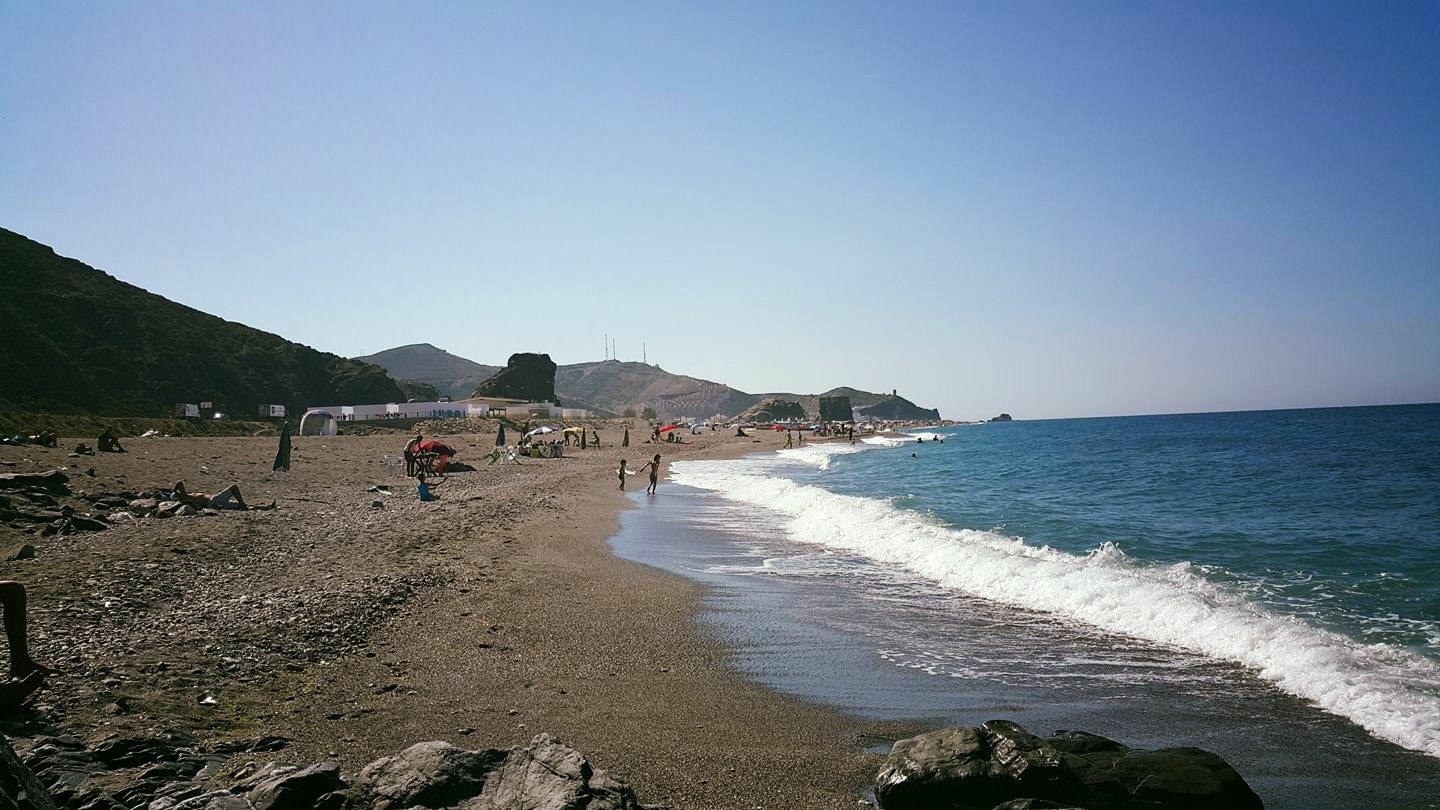 Photo de Plage Beni Baroun protégé par des falaises