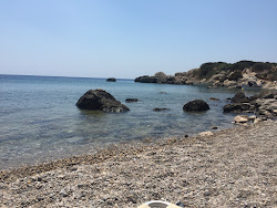 Zdjęcie Fokia beach otoczony górami