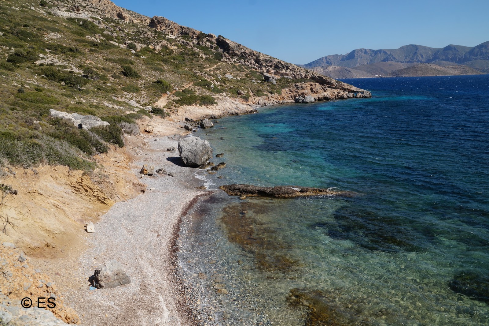 Foto de Paradise beach com areia cinza e seixos superfície