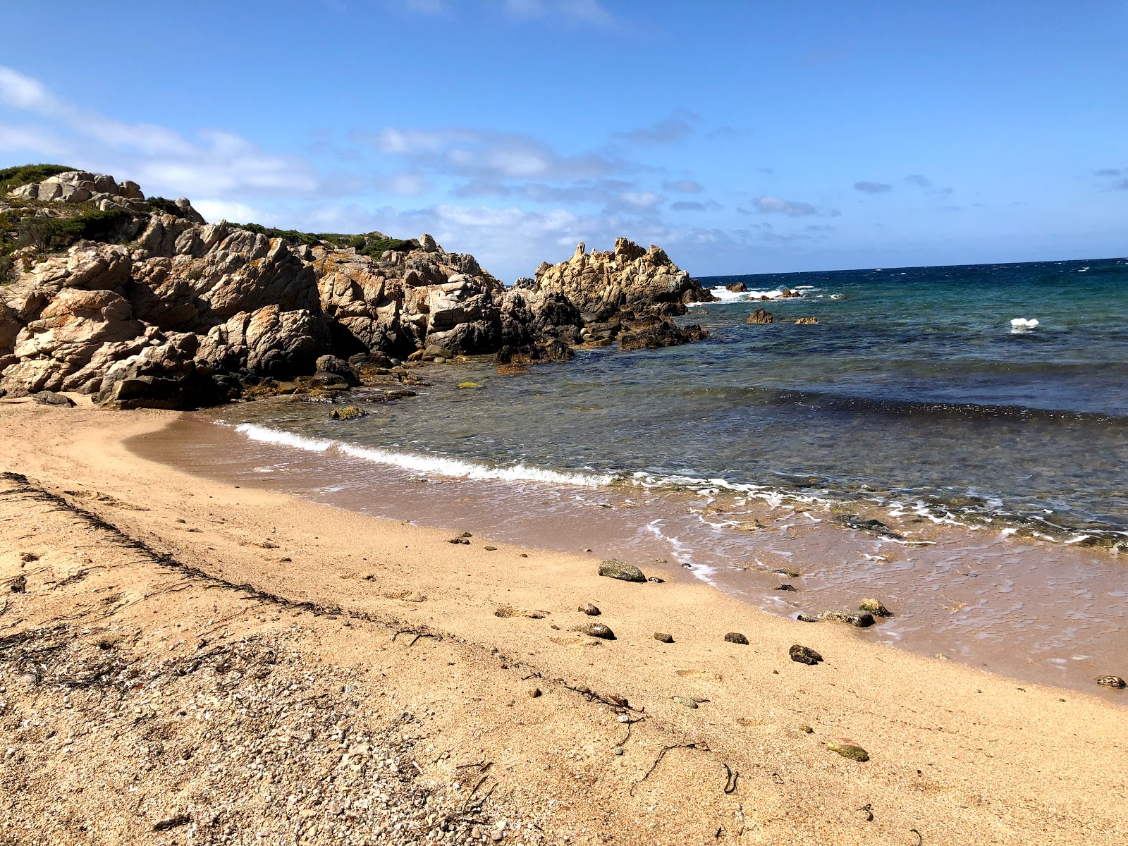 Spiaggia de La Liccia的照片 带有碧绿色纯水表面