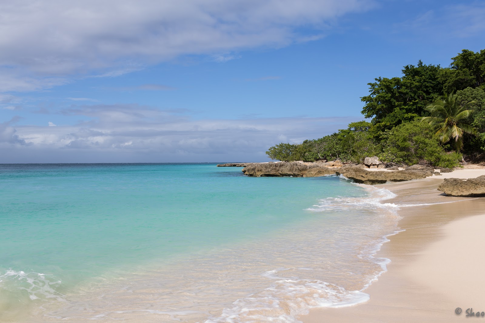 Foto van Cayo Saetia beach met recht en lang