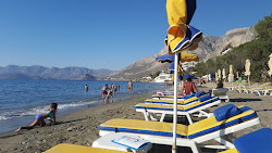 Masouri beach'in fotoğrafı uçurumlarla desteklenmiş